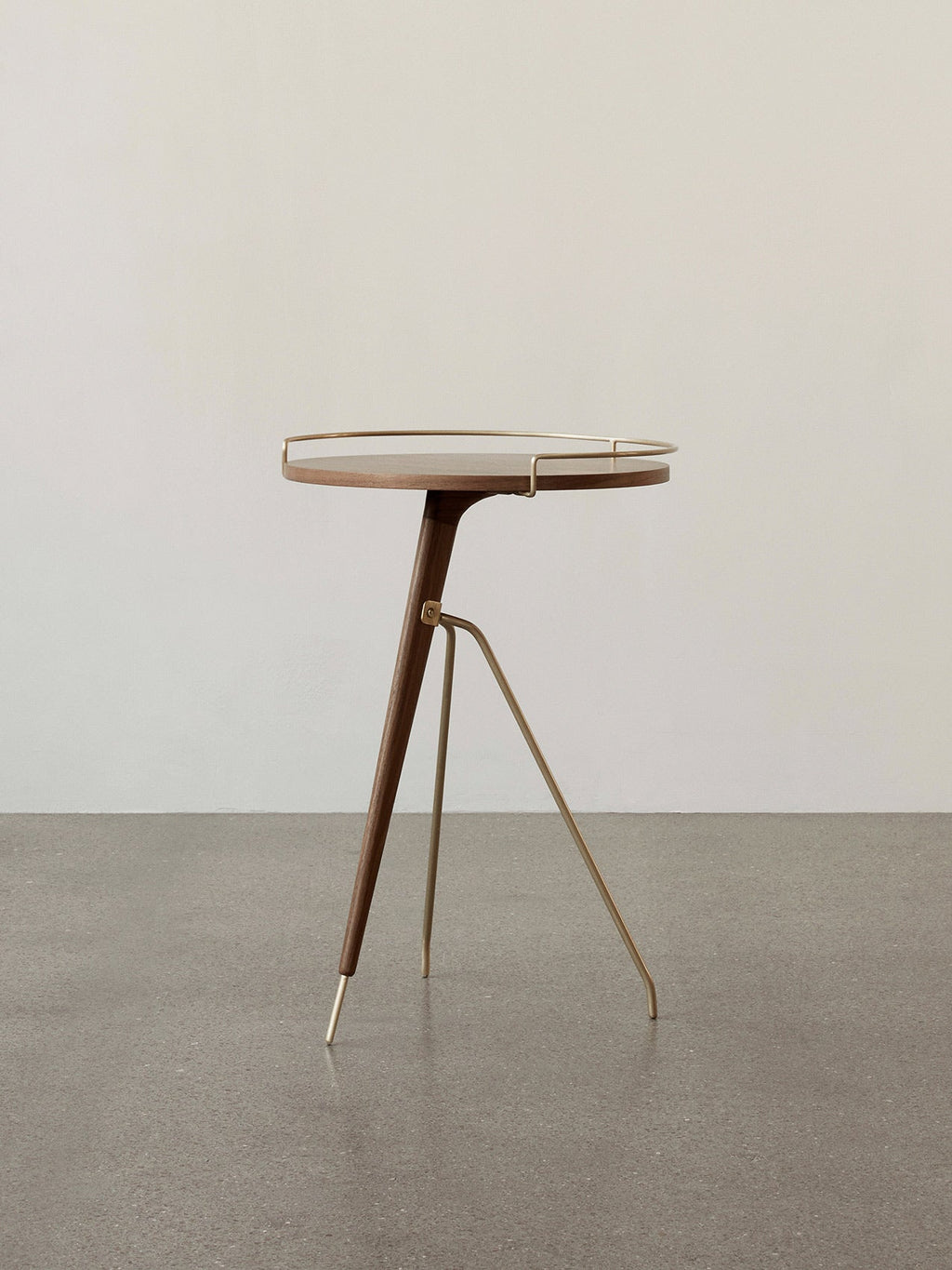 Table d'appoint en noyer et laiton Mid-Century Modern avec piètement trépied pour salon et chambre