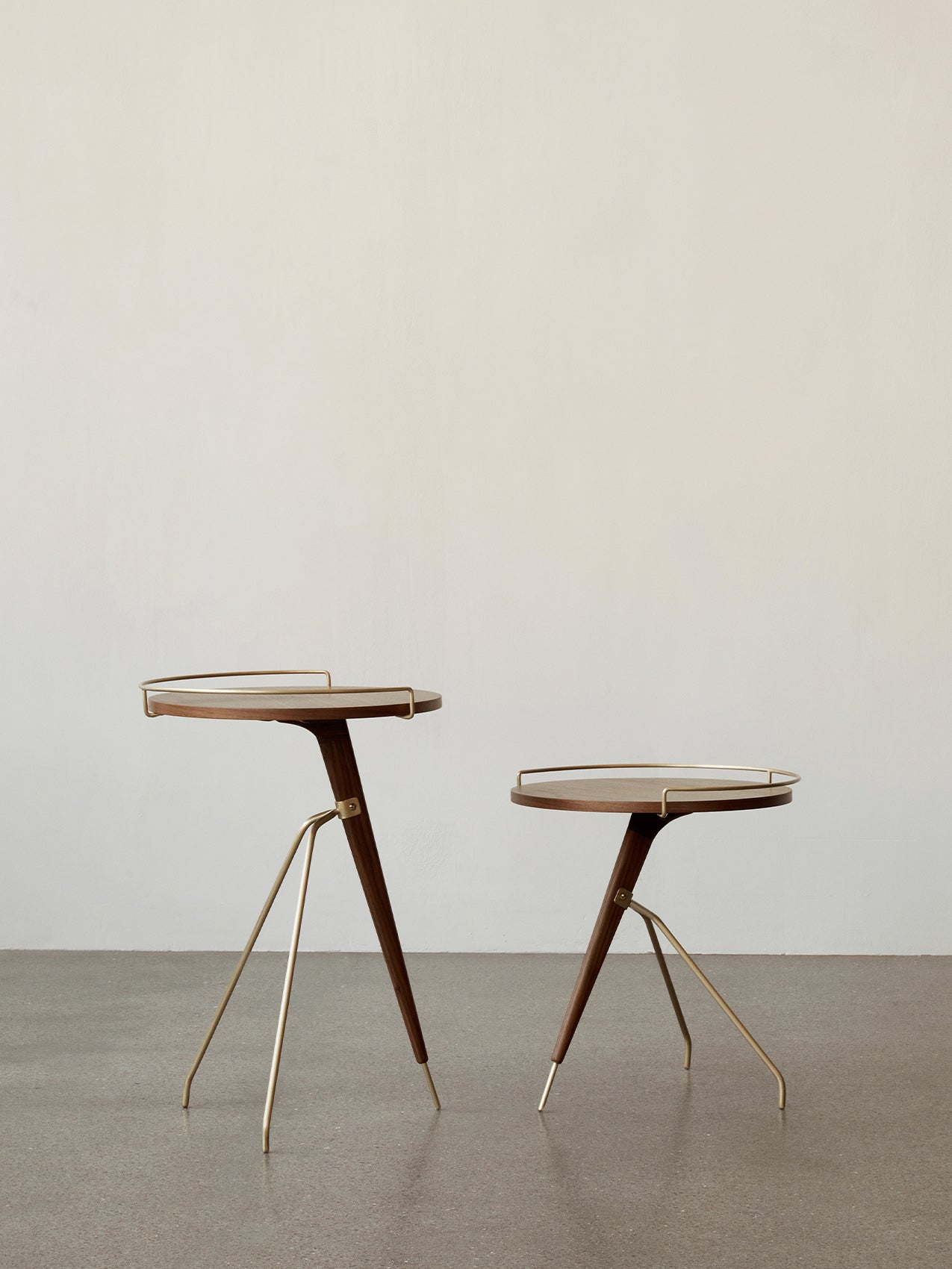Table d'appoint en noyer et laiton Mid-Century Modern avec piètement trépied pour salon et chambre