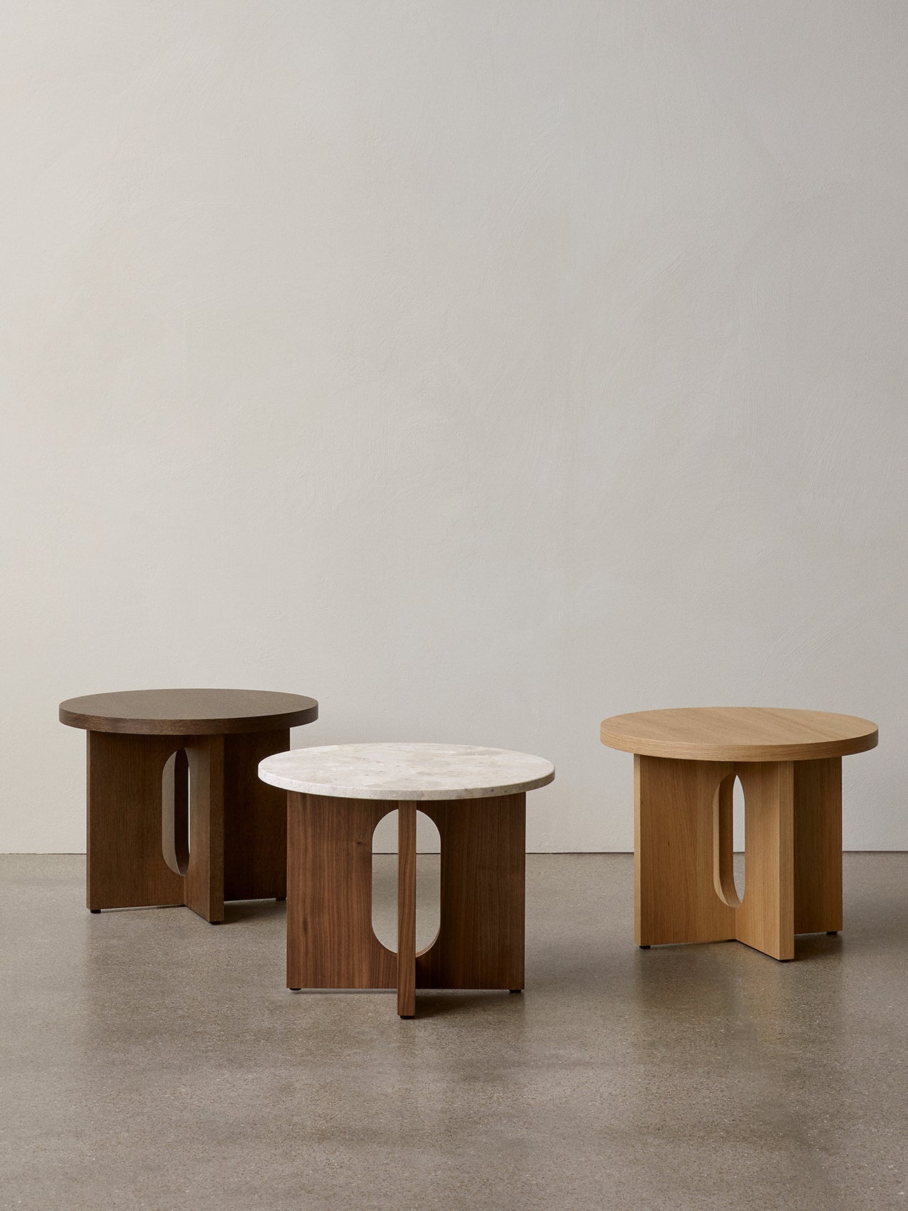 Table d'appoint scandinave en chêne et pierre Ø50 avec plateau rond en porte-à-faux pour le salon et la chambre à coucher