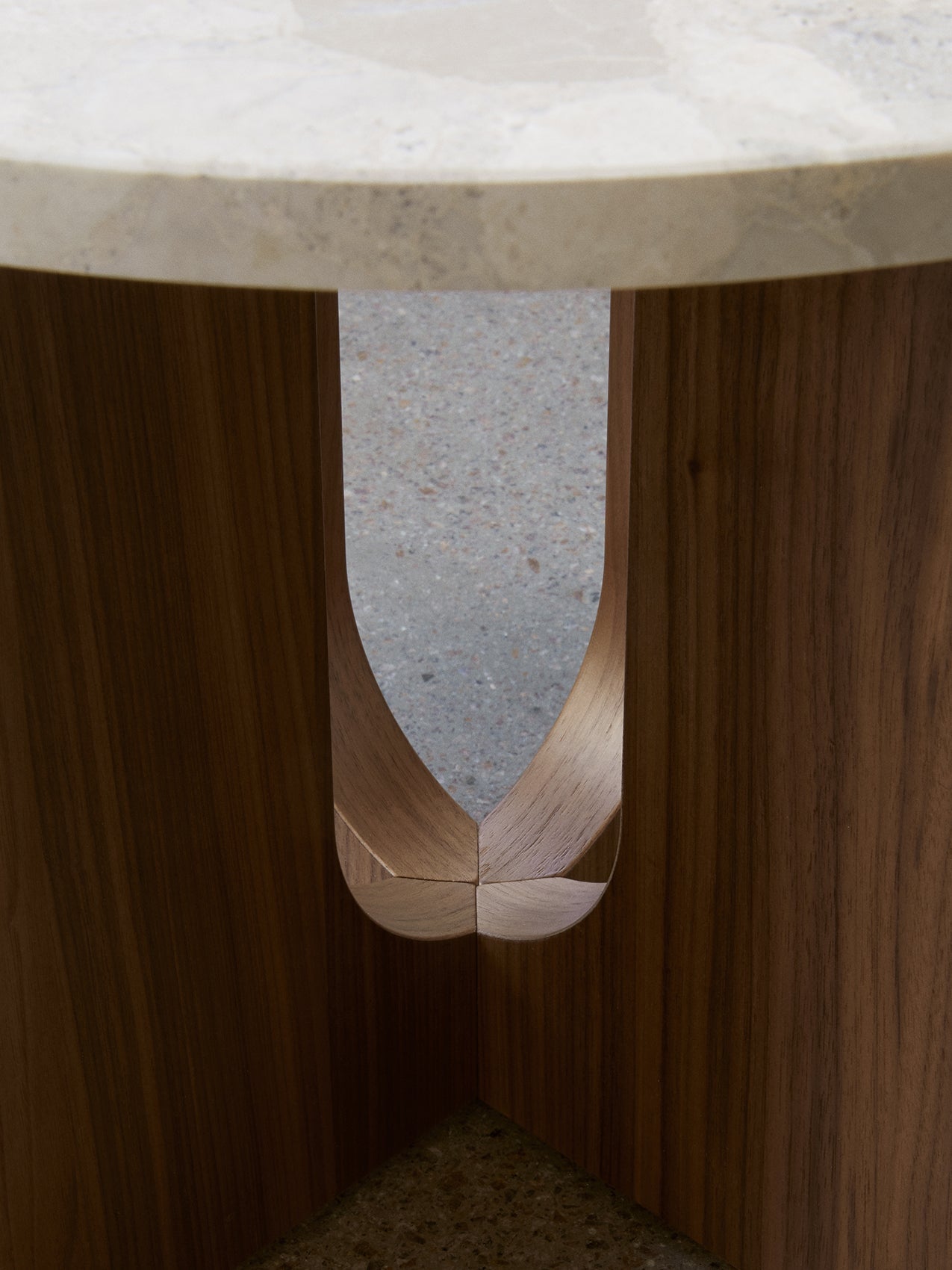 Table d'appoint scandinave en chêne et pierre Ø50 avec plateau rond en porte-à-faux pour le salon et la chambre à coucher