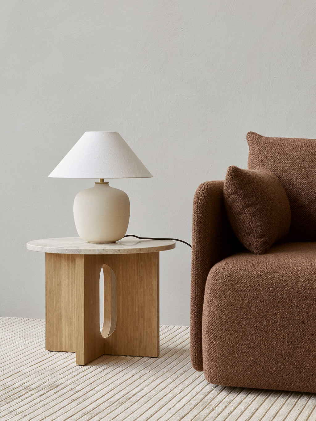 Table d'appoint scandinave en chêne et pierre Ø50 avec plateau rond en porte-à-faux pour le salon et la chambre à coucher