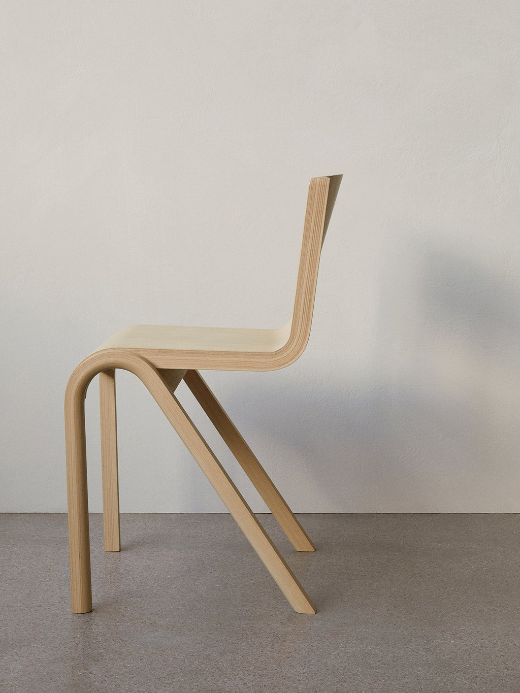 Chaise de salle à manger en placage de chêne scandinave avec design cantilever empilable pour salle à manger et bureau