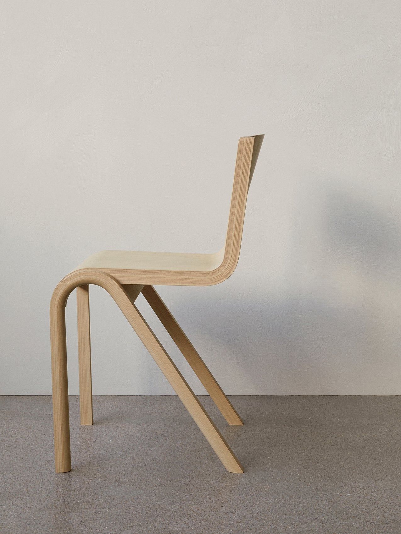 Chaise de salle à manger en placage de chêne scandinave avec design cantilever empilable pour salle à manger et bureau