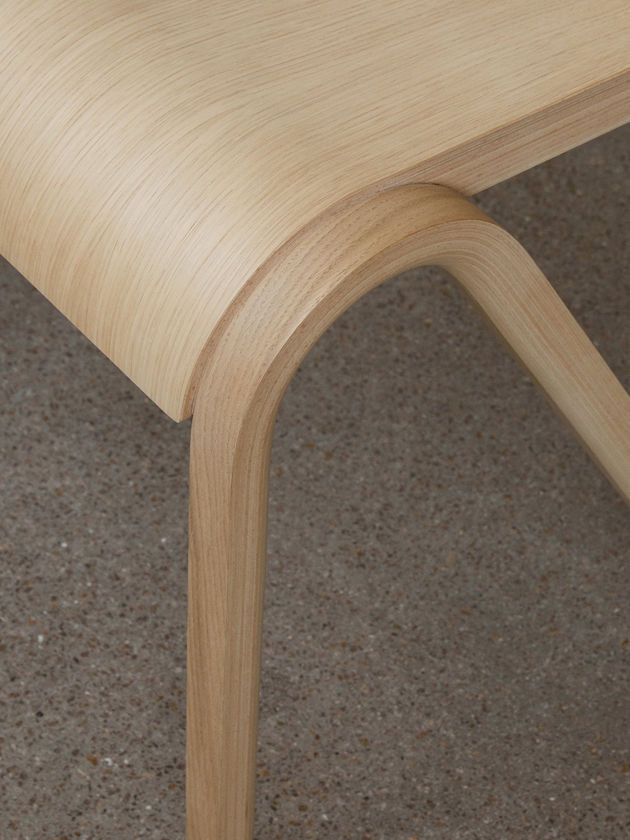 Chaise de salle à manger en placage de chêne scandinave avec design cantilever empilable pour salle à manger et bureau