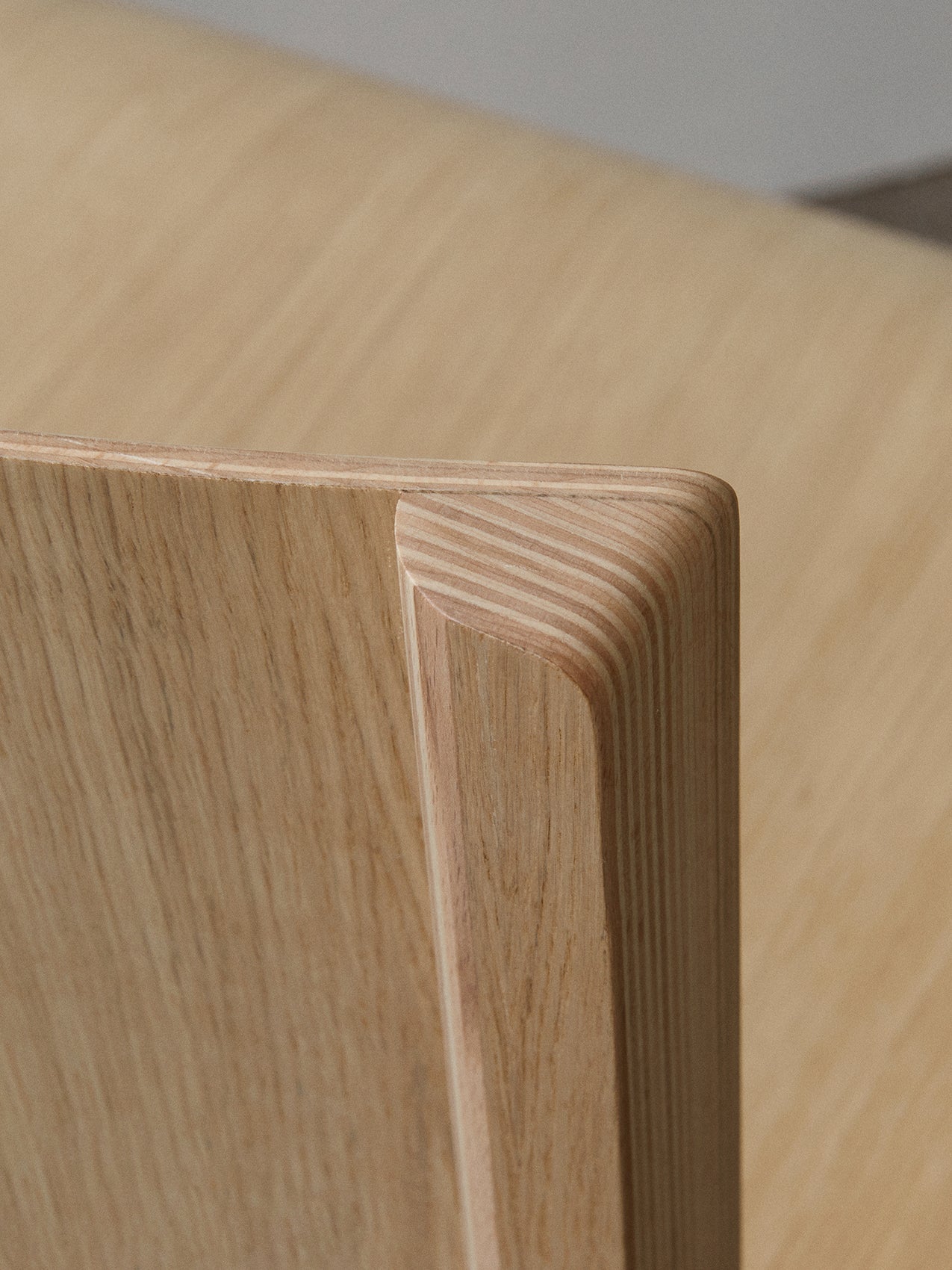 Chaise de salle à manger en placage de chêne scandinave avec design cantilever empilable pour salle à manger et bureau