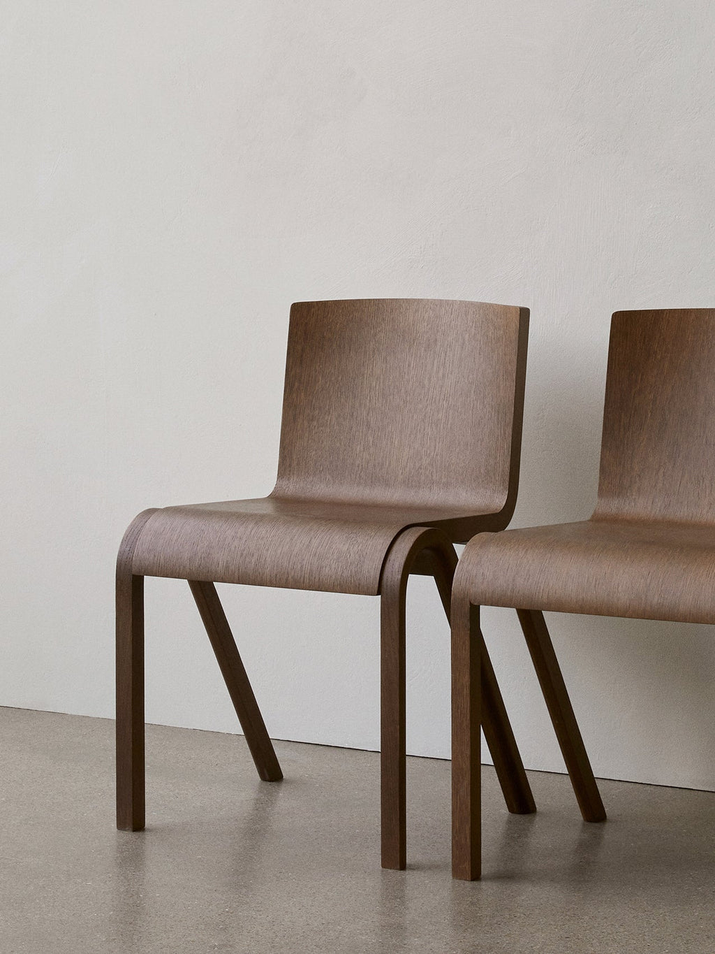 Chaise de salle à manger en placage de chêne scandinave avec design cantilever empilable pour salle à manger et bureau