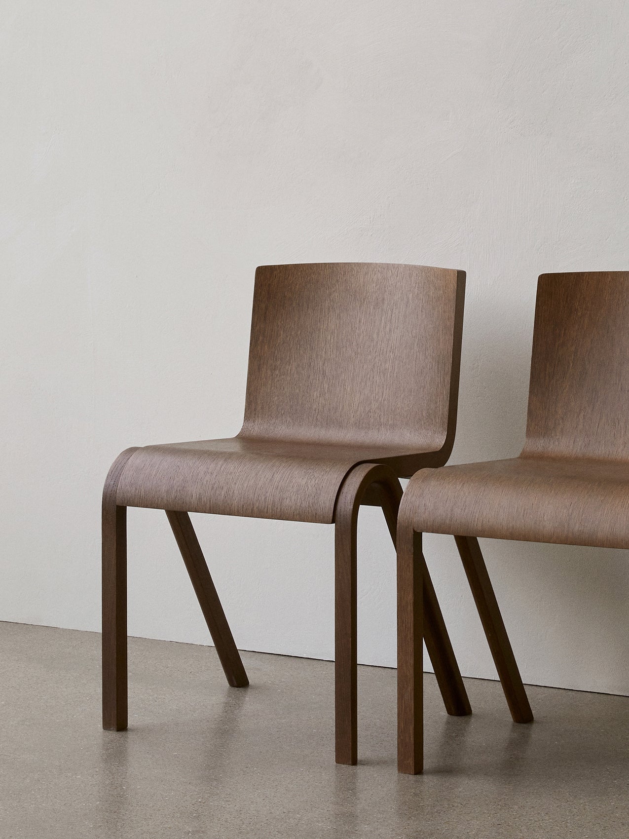 Chaise de salle à manger en placage de chêne scandinave avec design cantilever empilable pour salle à manger et bureau