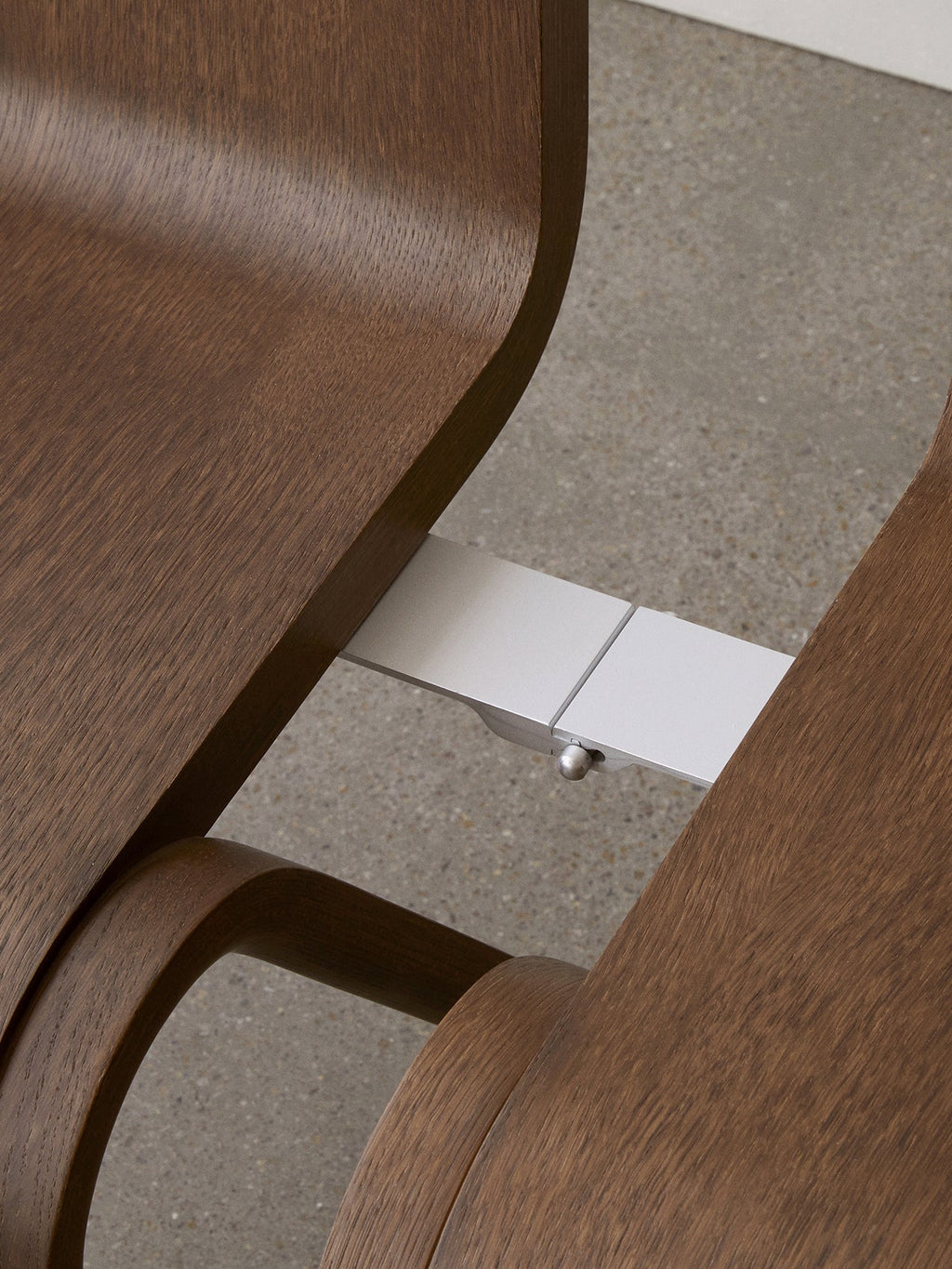 Chaise de salle à manger en placage de chêne scandinave avec design cantilever empilable pour salle à manger et bureau