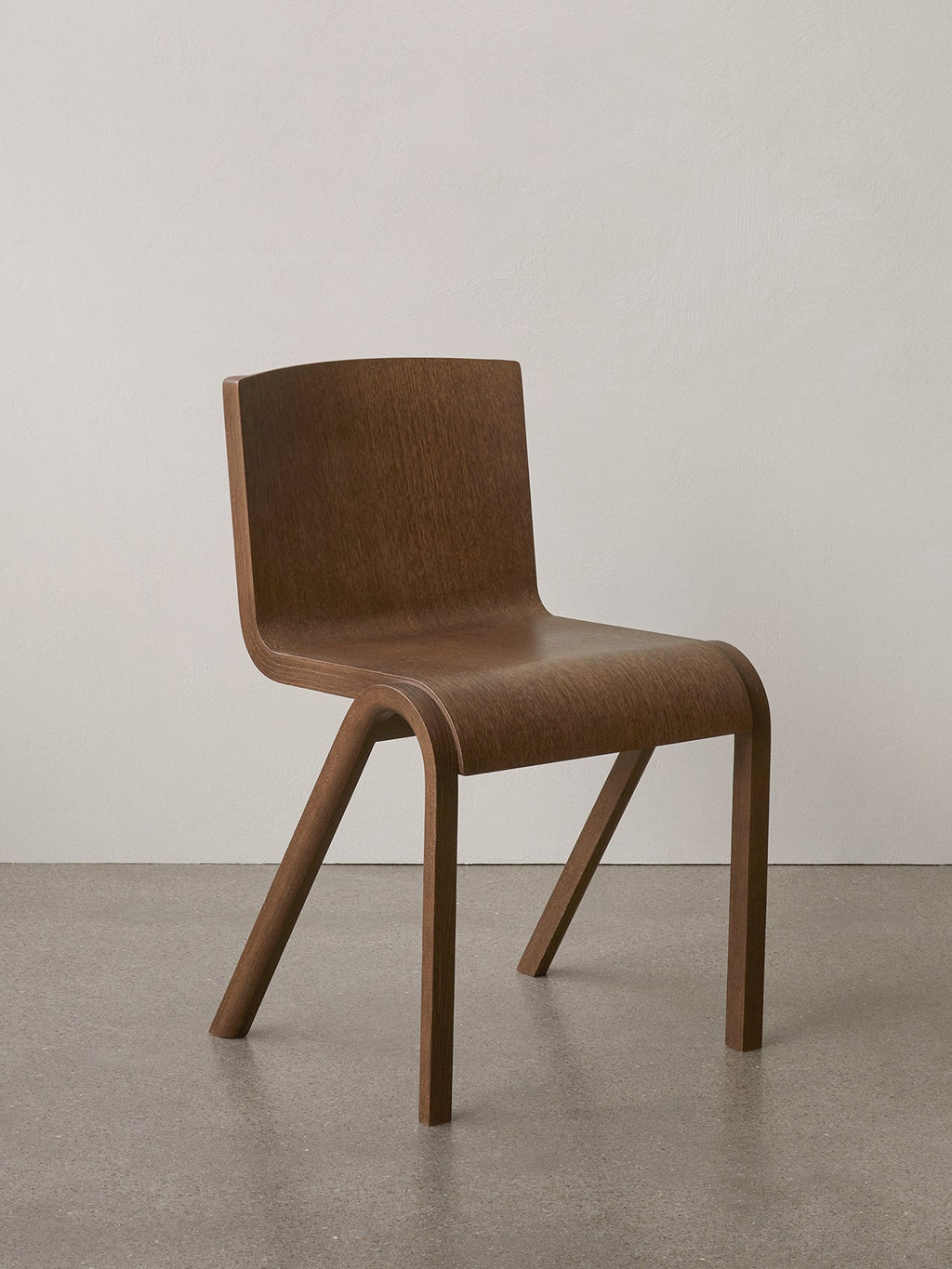 Chaise de salle à manger en placage de chêne scandinave avec design cantilever empilable pour salle à manger et bureau
