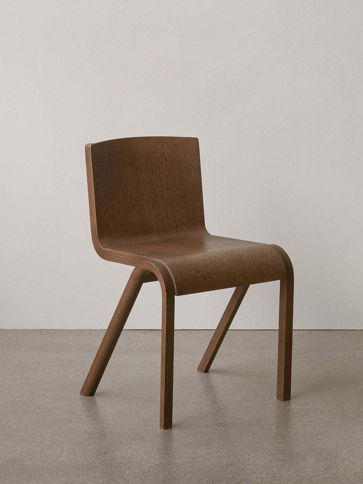 Chaise de salle à manger en placage de chêne scandinave avec design cantilever empilable pour salle à manger et bureau