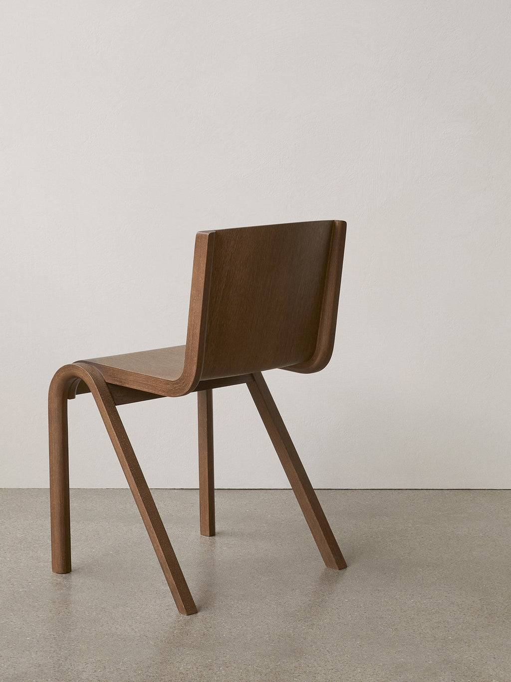 Chaise de salle à manger en placage de chêne scandinave avec design cantilever empilable pour salle à manger et bureau