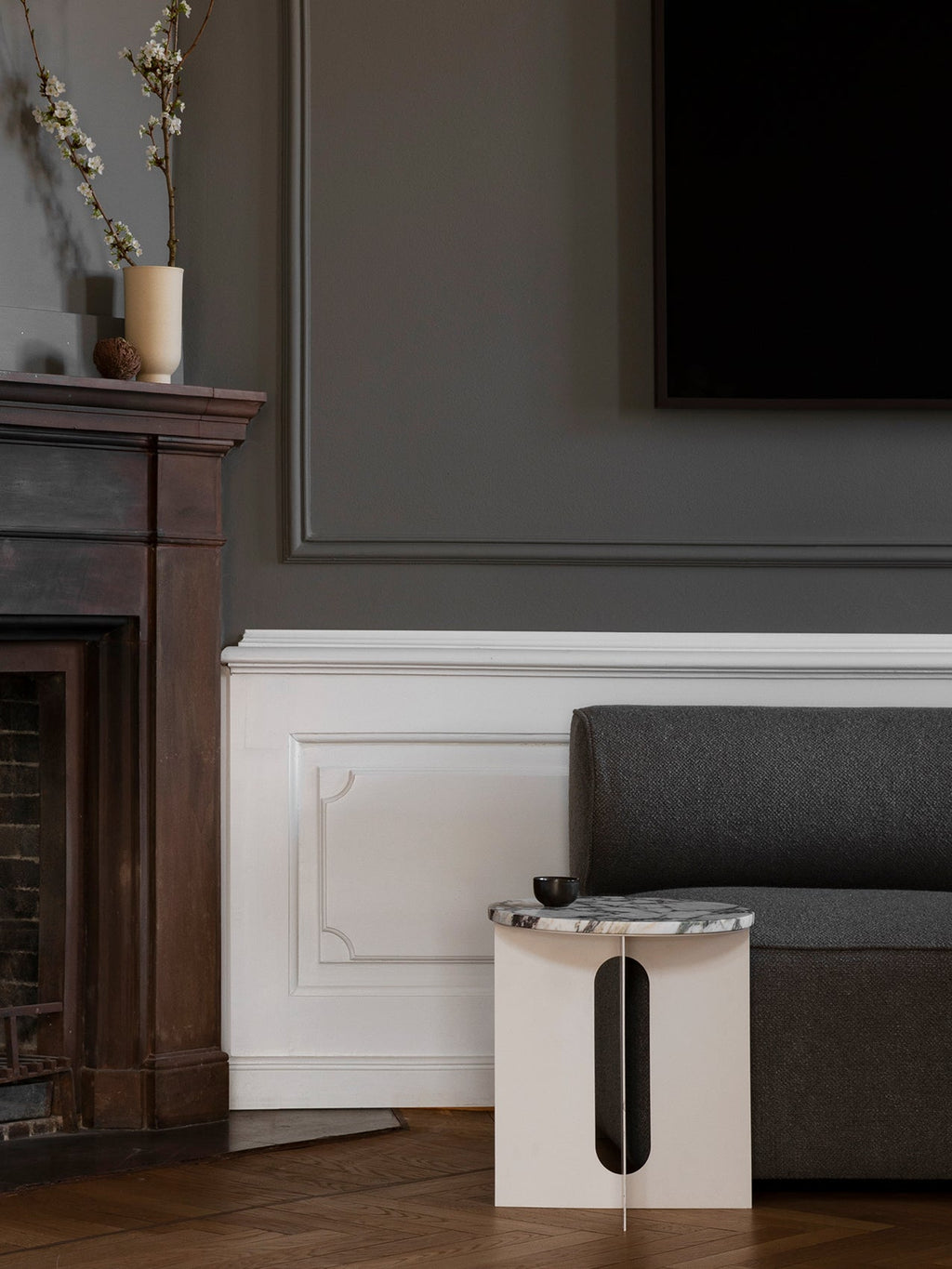 Table d'appoint contemporaine en acier et marbre Ø40 avec pieds en métal thermolaqué pour salon et chambre