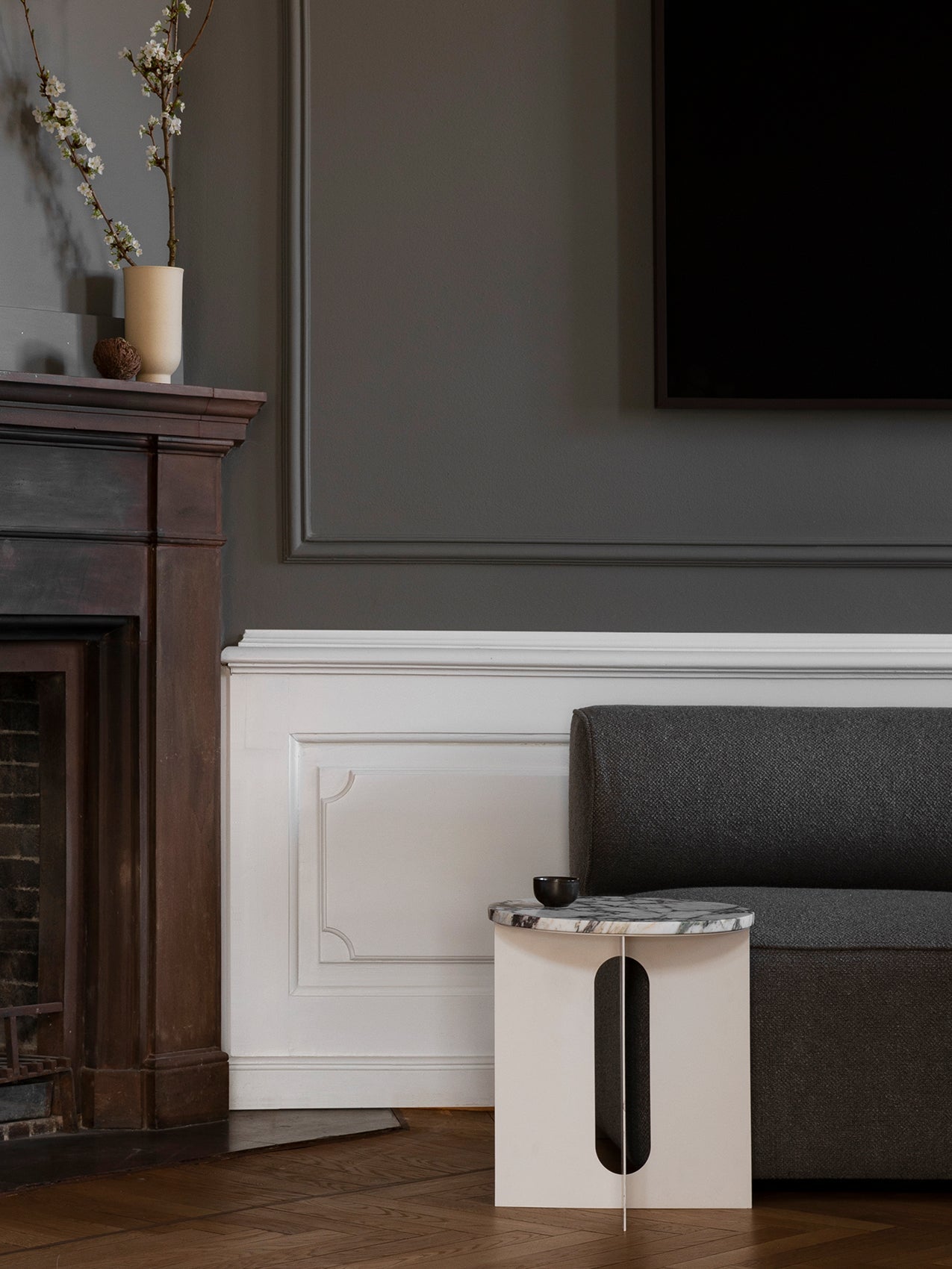 Table d'appoint contemporaine en acier et marbre Ø40 avec pieds en métal thermolaqué pour salon et chambre