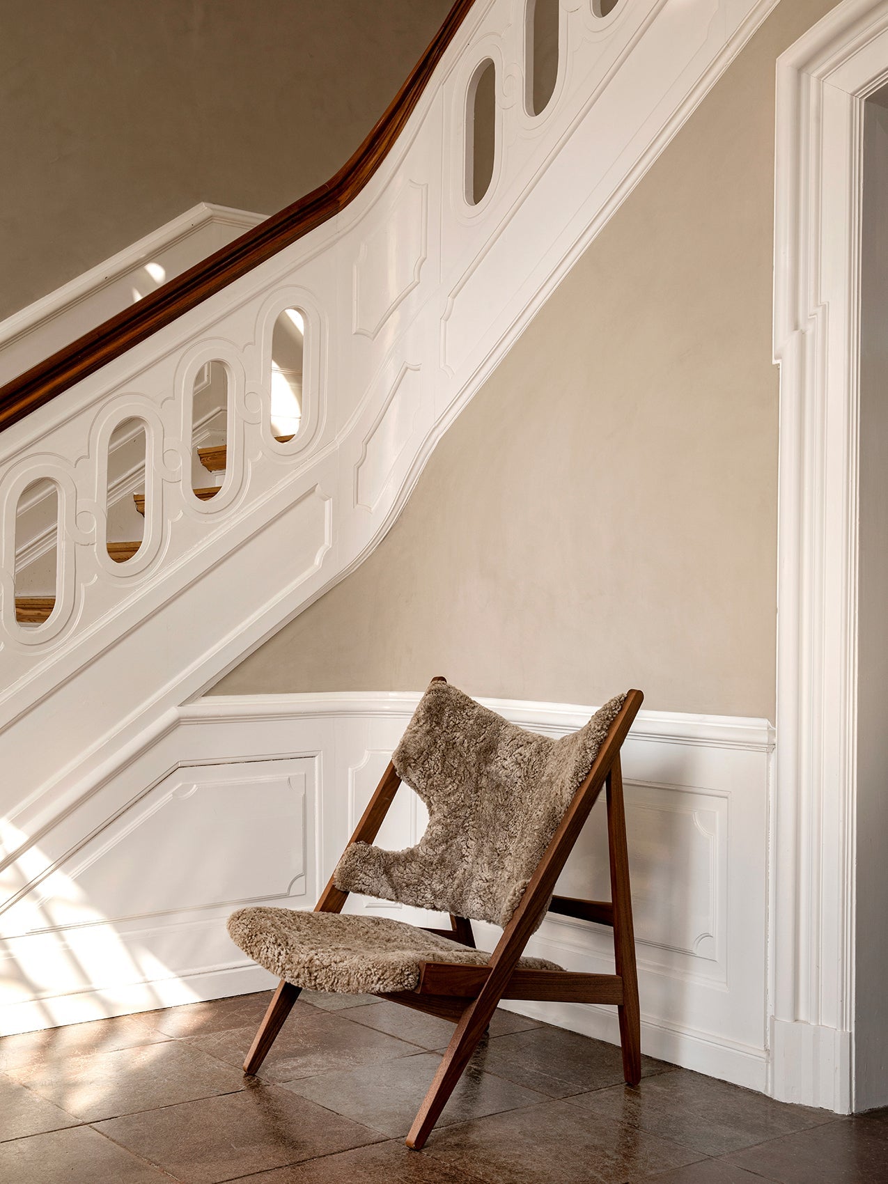 Fauteuil de salon et de chambre en peau de mouton et chêne avec découpe au niveau des accoudoirs