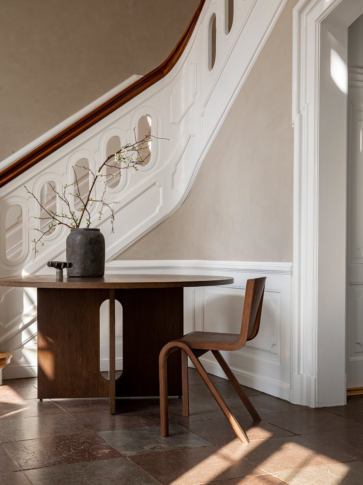 Chaise de salle à manger en placage de chêne scandinave avec design cantilever empilable pour salle à manger et bureau