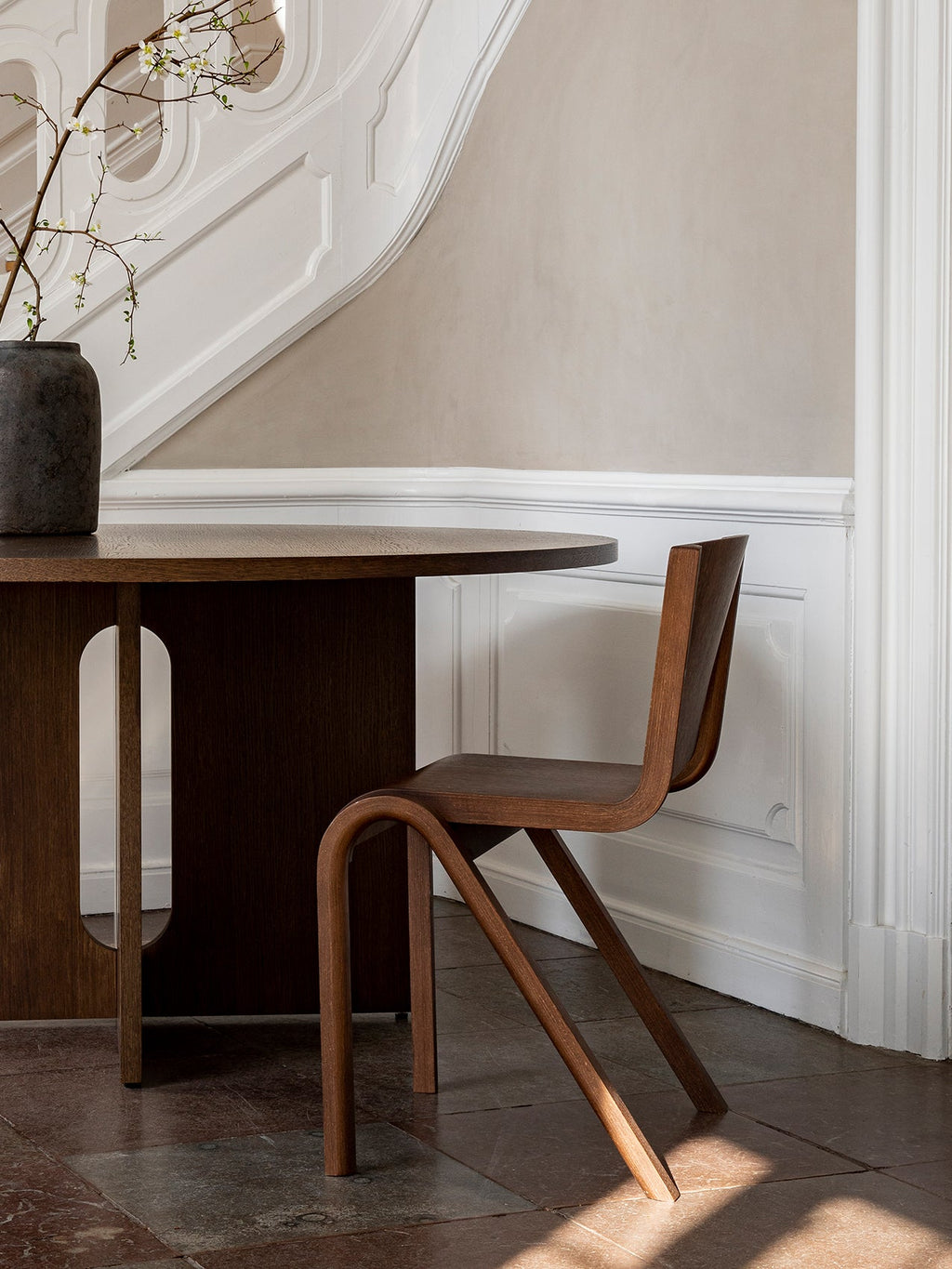 Chaise de salle à manger en placage de chêne scandinave avec design cantilever empilable pour salle à manger et bureau