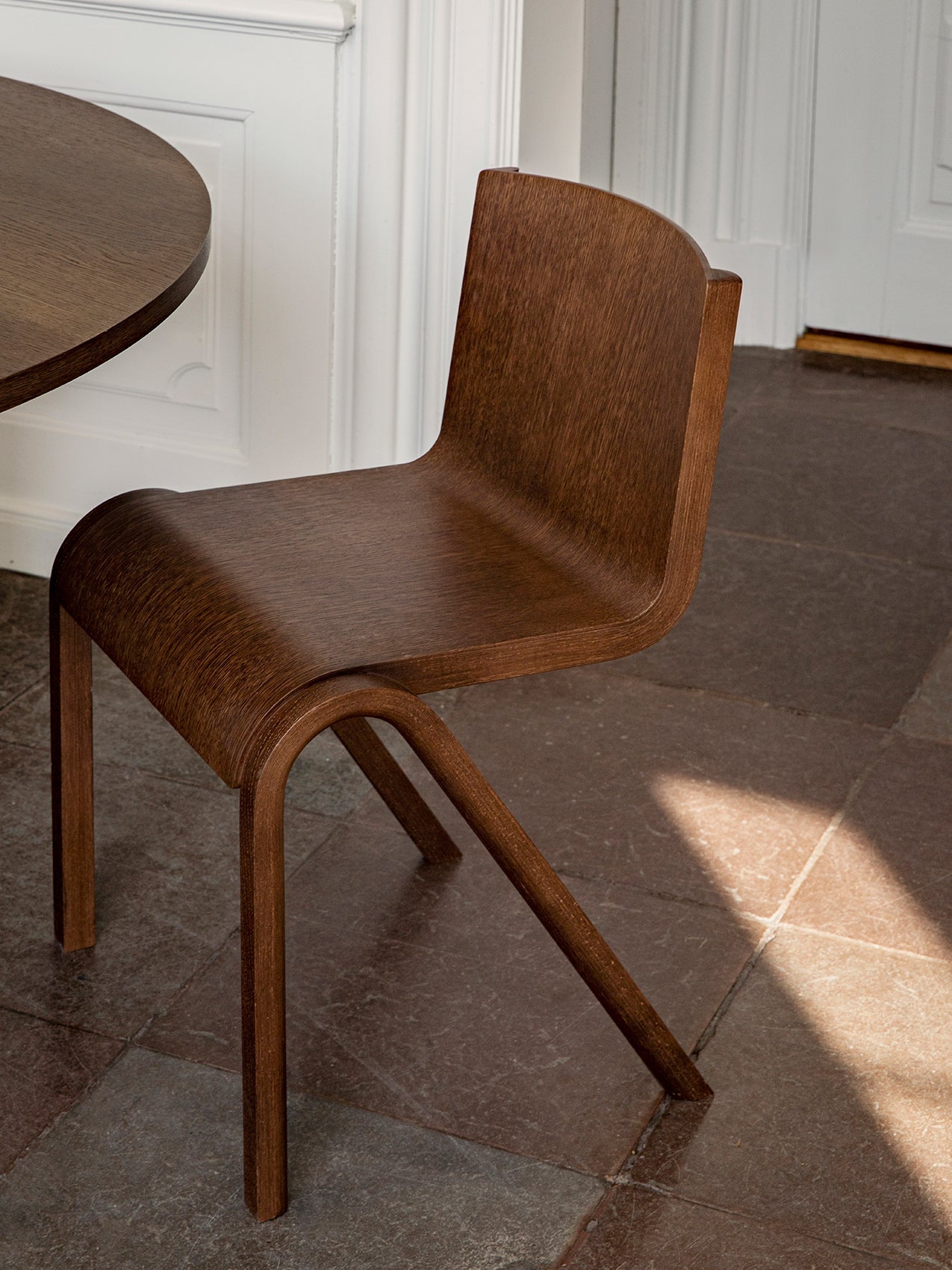 Chaise de salle à manger en placage de chêne scandinave avec design cantilever empilable pour salle à manger et bureau