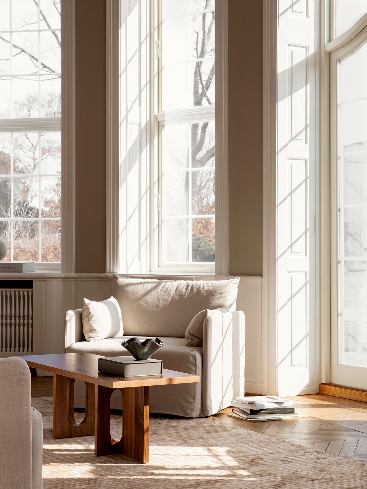 Table de salon scandinave en chêne et noyer avec banquette polyvalente pour salon