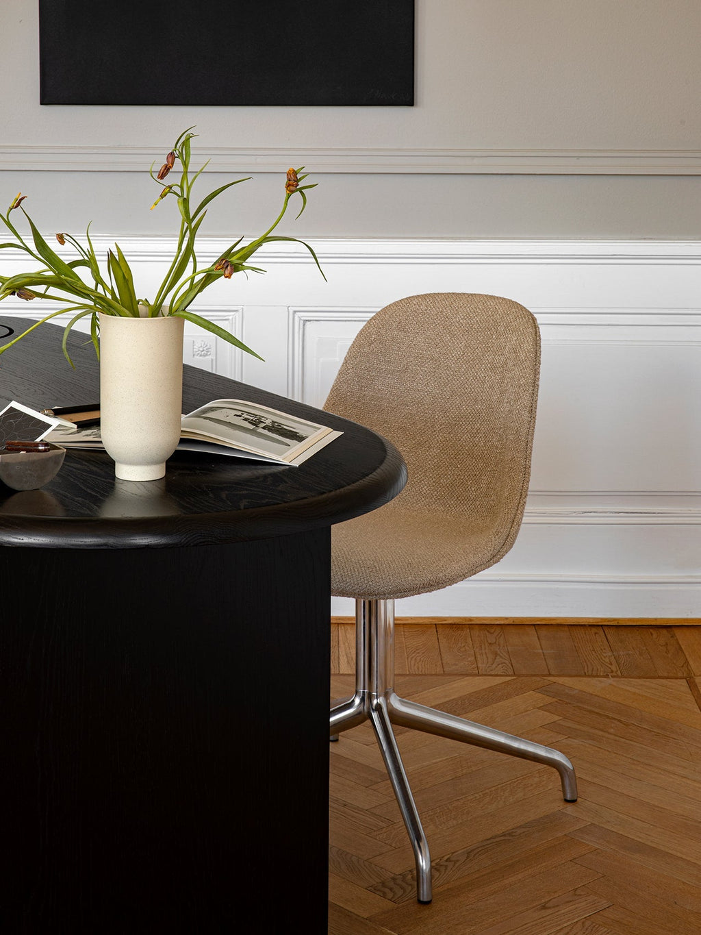 Chaise de salle à manger latérale contemporaine rembourrée avec base pivotante en aluminium poli pour salle à manger et bureau