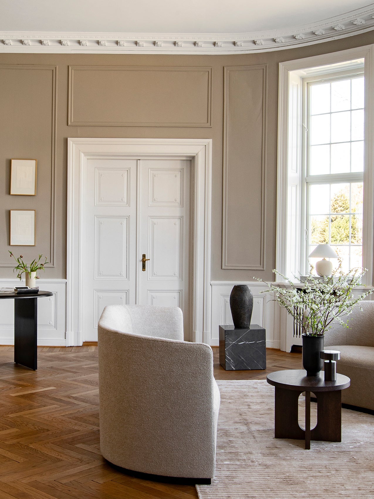 Table d'appoint minimaliste en marbre et pierre avec piédestal cubique sculptural pour salon et couloir