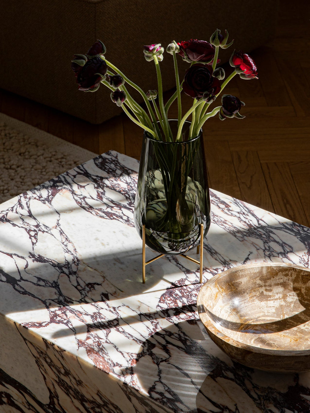 Table basse salon et couloir en marbre et pierre, design minimaliste avec piètement discret
