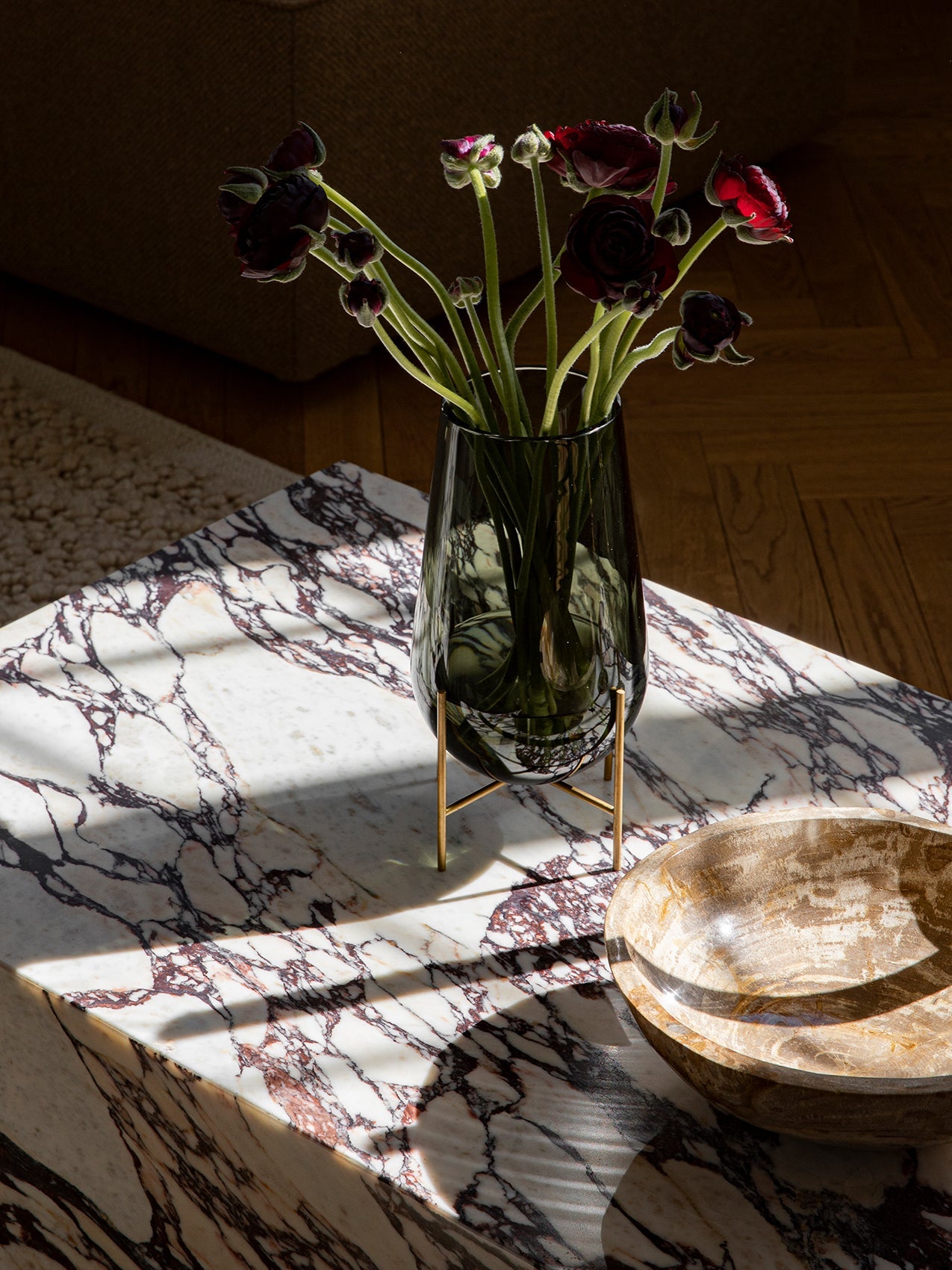 Table basse salon et couloir en marbre et pierre, design minimaliste avec piètement discret