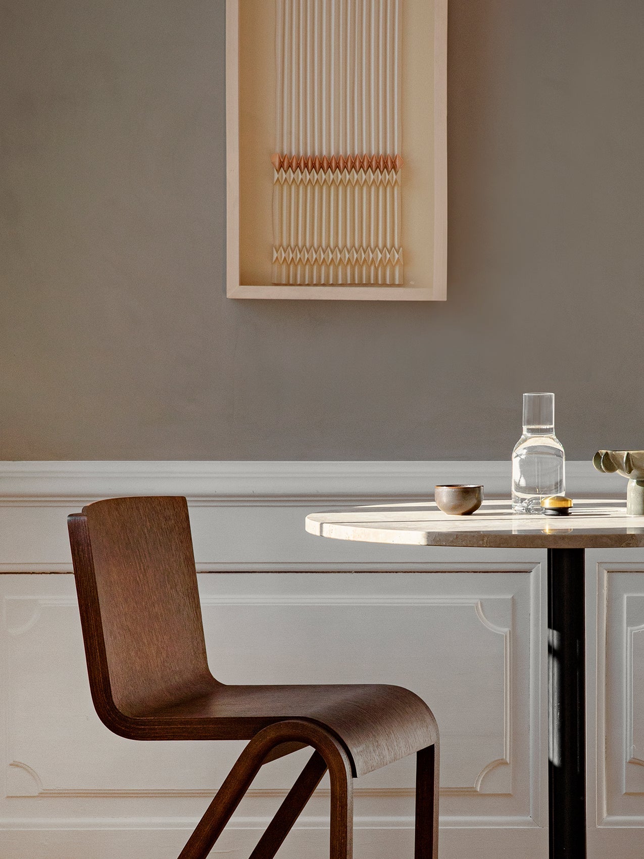Chaise de salle à manger en placage de chêne scandinave avec design cantilever empilable pour salle à manger et bureau
