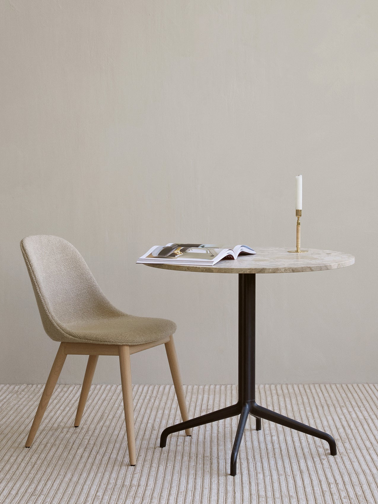 Chaise de salle à manger contemporaine rembourrée, piètement en bois avec coque compacte, pour salle à manger et bureau