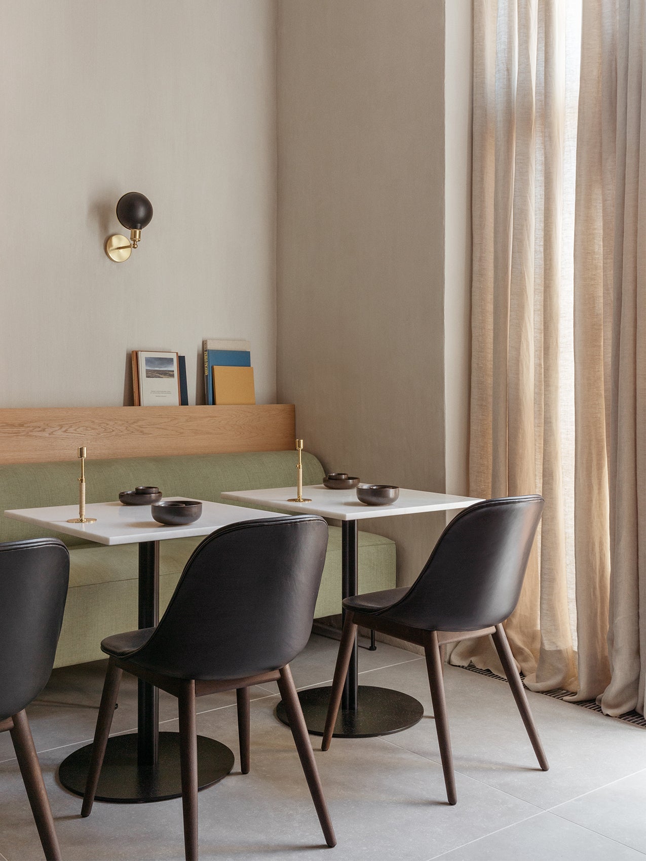 Chaise de salle à manger contemporaine rembourrée, piètement en bois avec coque compacte, pour salle à manger et bureau