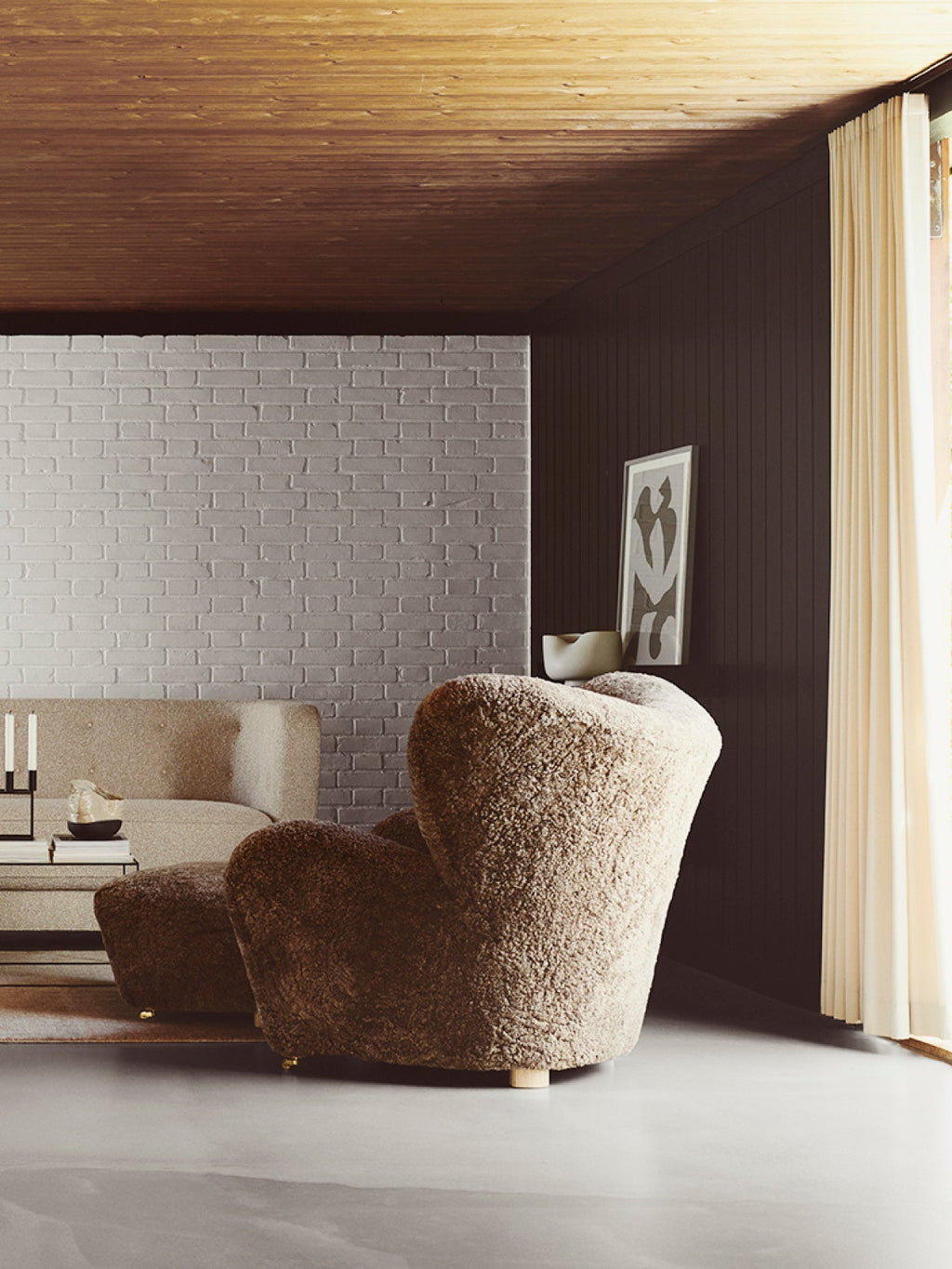 Fauteuil de salon en peau de mouton et chêne avec roulettes en laiton pour salon