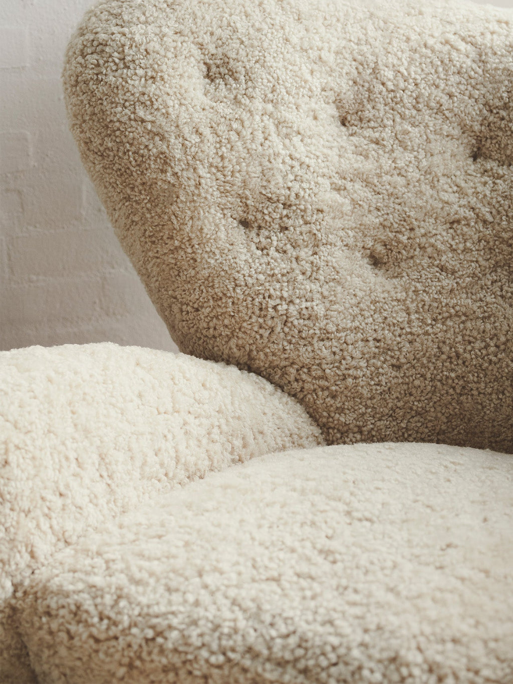 Fauteuil de salon en peau de mouton et chêne avec roulettes en laiton pour salon