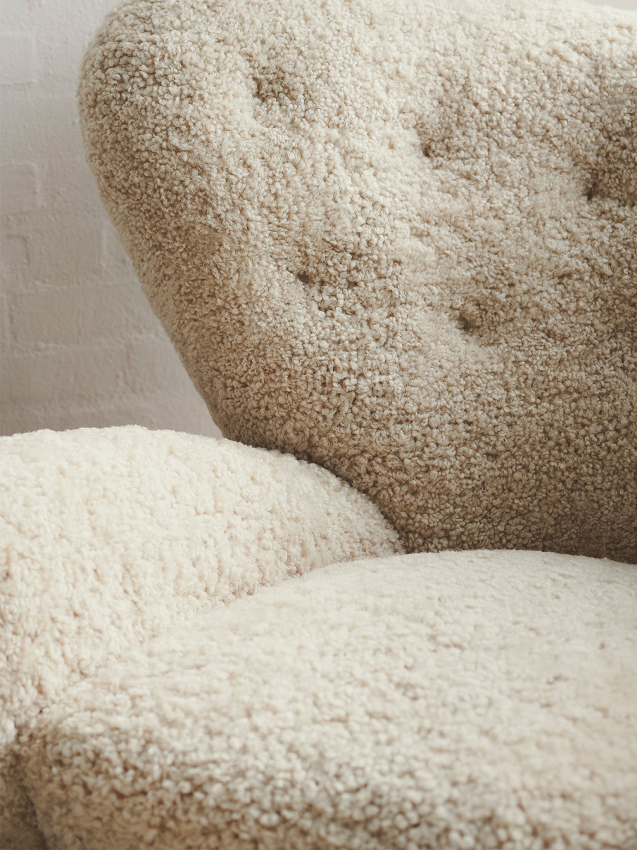 Fauteuil de salon en peau de mouton et chêne avec roulettes en laiton pour salon