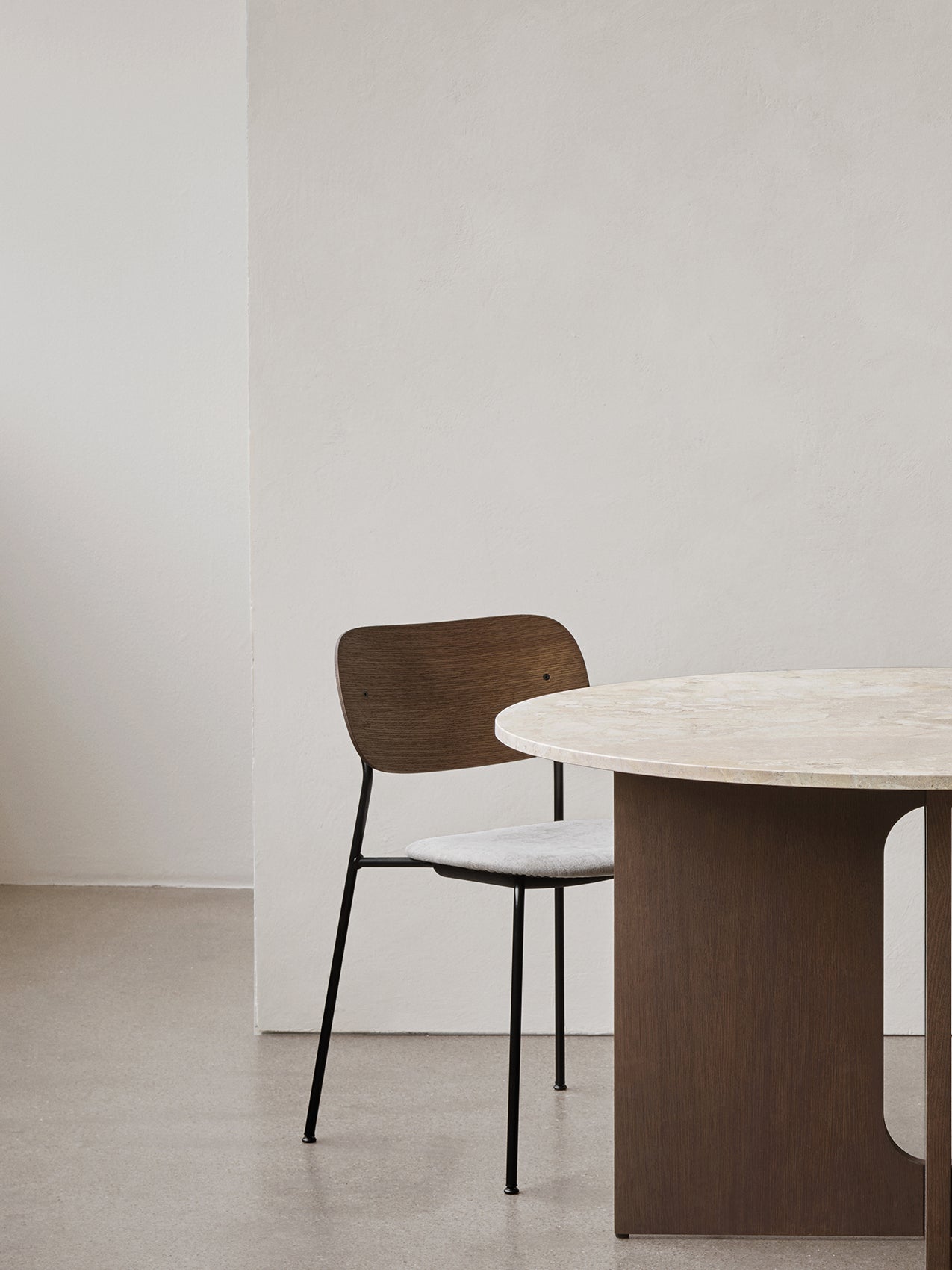 Chaise de salle à manger contemporaine rembourrée, piètement noir, empilable pour salle à manger et bureau