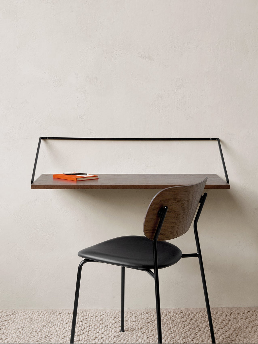 Chaise de salle à manger contemporaine rembourrée, piètement noir, empilable pour salle à manger et bureau