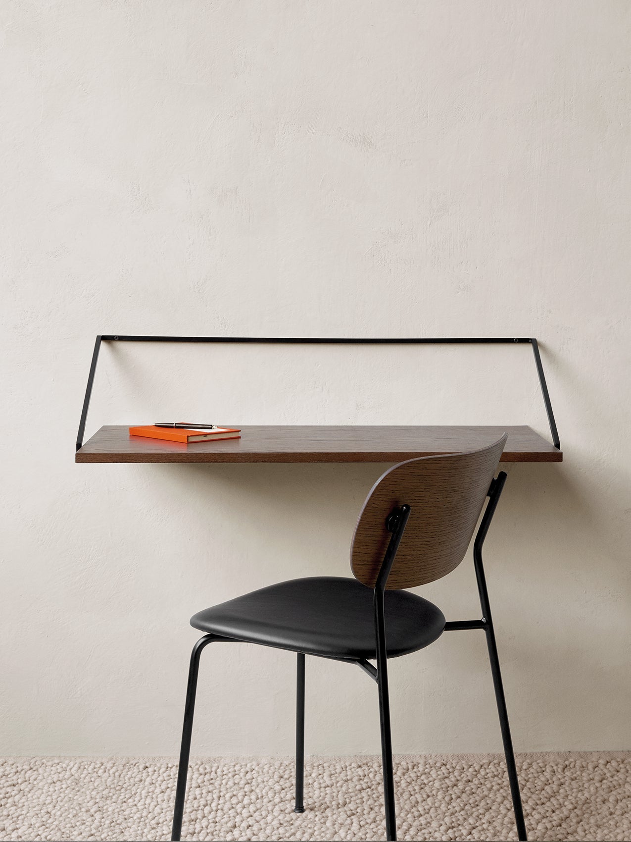 Chaise de salle à manger contemporaine rembourrée, piètement noir, empilable pour salle à manger et bureau