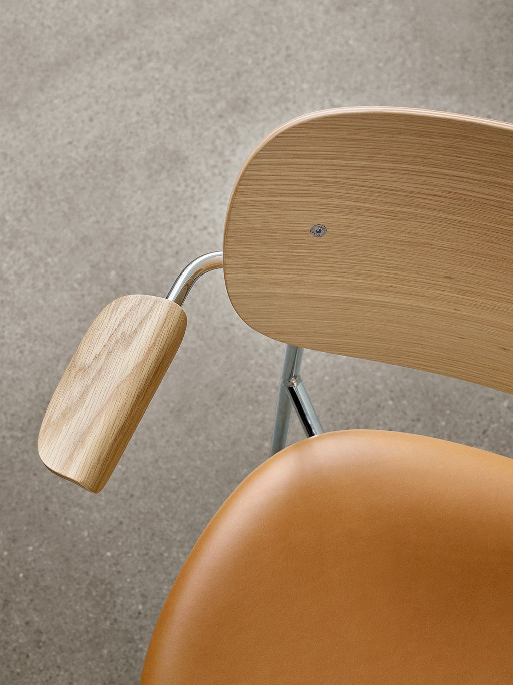 Chaise de salle à manger et de bureau contemporaine rembourrée avec accoudoir et piètement chromé