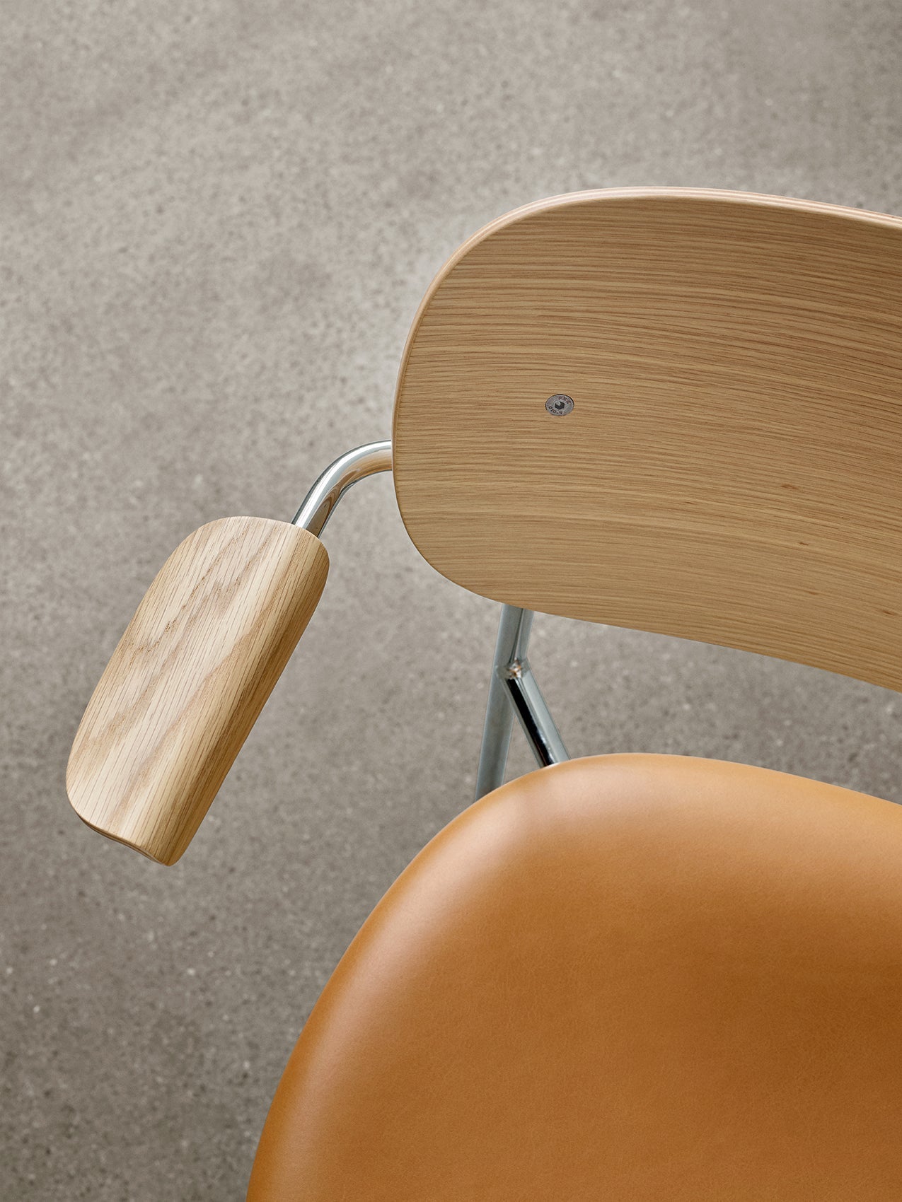 Chaise de salle à manger et de bureau contemporaine rembourrée avec accoudoir et piètement chromé