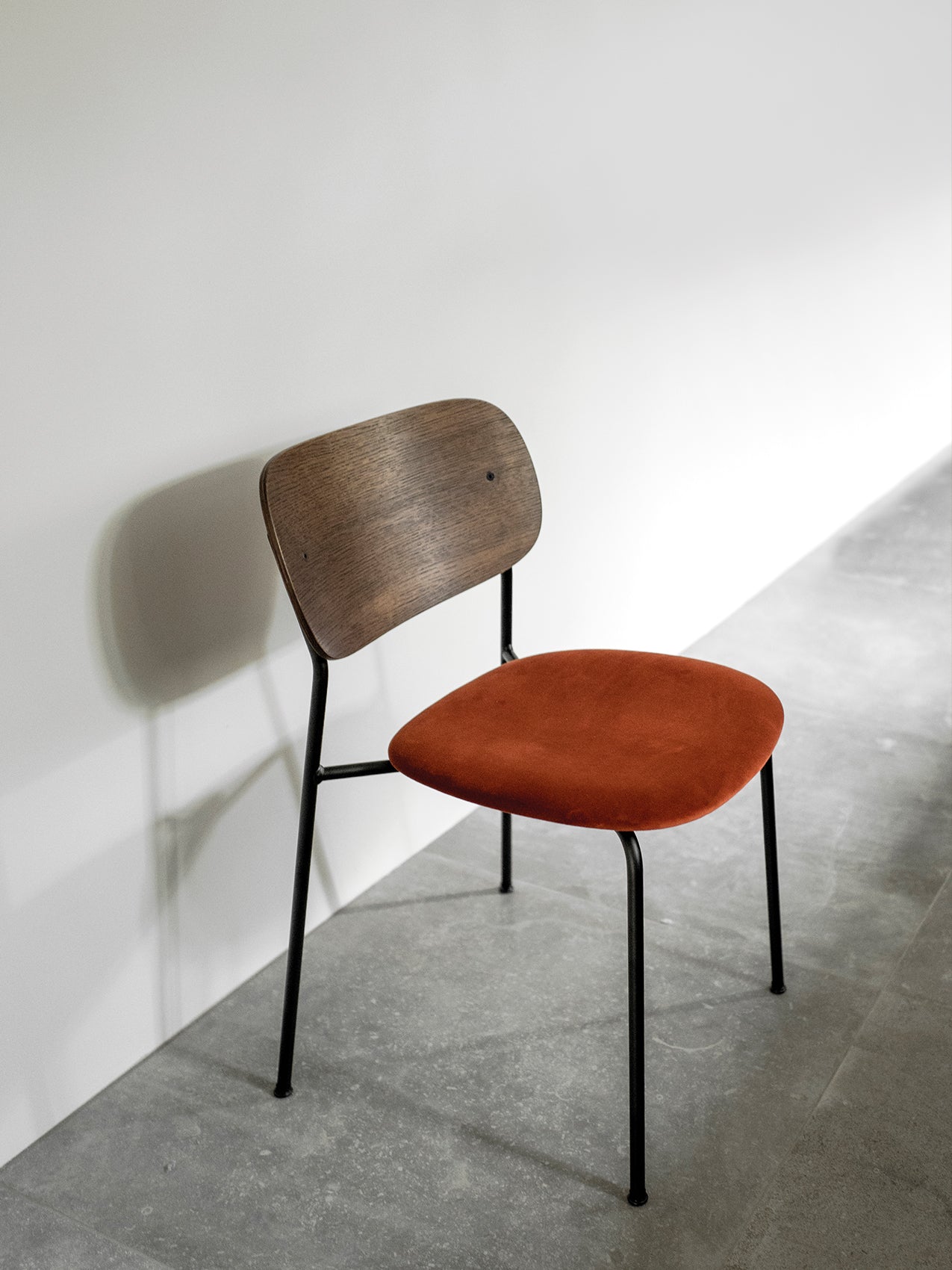 Chaise de salle à manger contemporaine rembourrée, piètement noir, empilable pour salle à manger et bureau