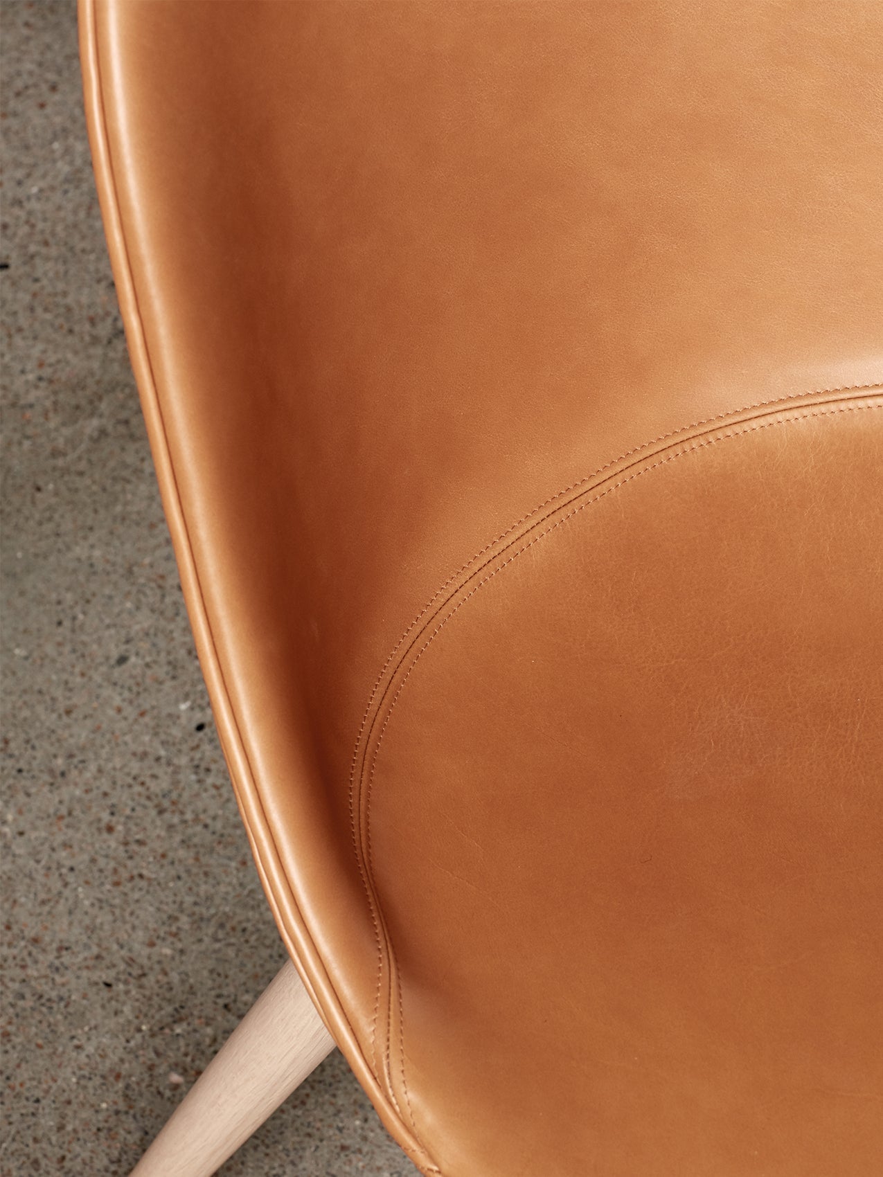 Chaise de salle à manger contemporaine rembourrée, piètement en bois avec coque compacte, pour salle à manger et bureau